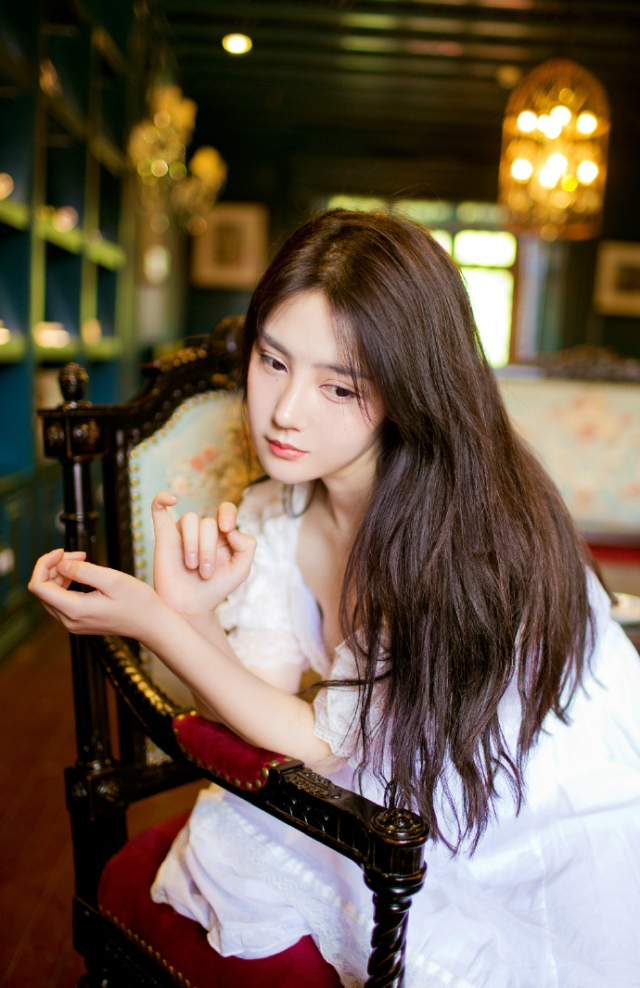 “夫君~”一名美妇带着一股慵懒的风情来到刘璝身后，轻声唤道。